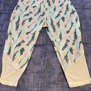 Multicolor crop leggings with mesh at the bottom